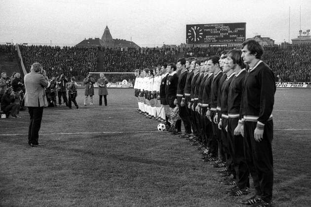 Länderspiel Ungarn gegen BR Deutschland 1972 in Budapest, die Spieler beider Mannschaften werden abgelichtet