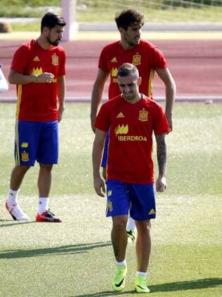 Fußball, Training Nationalteam Spanien Spain s national team Nationalteam players, forward Nolito (L), midfielder Javi Martinez (C-top) and forward Paco Alcacer (C) attend a trainning session in Las Rozas Football City, Madrid, Spain, 30 August 2016. Spain will face Belgium upcoming 1st September during a friendly match. SPAIN TRAINNING !ACHTUNG: NUR REDAKTIONELLE NUTZUNG!  20160830-636081565006489034