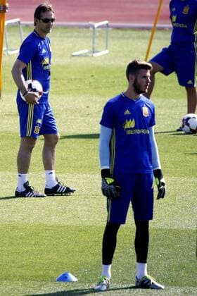 Fußball, Training Nationalteam Spanien Spain s national team Nationalteam head coach, Julen Lopetegui (L), and goalkeeper David De Gea (R) attend a trainning session in Las Rozas Football City, Madrid, Spain, 30 August 2016. Spain will face Belgium upcoming 1st September during a friendly match. SPAIN TRAINNING !ACHTUNG: NUR REDAKTIONELLE NUTZUNG!  20160830-636081568175919023