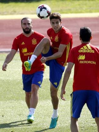Fußball, Training Nationalteam Spanien Spain s national team Nationalteam players defender Dani Carvajal (L) and defender Marc Bartra (C) attend a trainning session in Las Rozas Football City, Madrid, Spain, 30 August 2016. Spain will face Belgium upcoming 1st September during a friendly match. SPAIN TRAINNING !ACHTUNG: NUR REDAKTIONELLE NUTZUNG!  20160830-636081568833134384