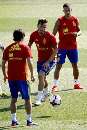 Fußball, Training Nationalteam Spanien Spain s national team Nationalteam players midfielder Saul Ñiguez (C) and midfielder Lucas Vazquez (R) attend a trainning session in Las Rozas Football City, Madrid, Spain, 30 August 2016. Spain will face Belgium upcoming 1st September during a friendly match. SPAIN TRAINNING !ACHTUNG: NUR REDAKTIONELLE NUTZUNG!  20160830-636081570690434666