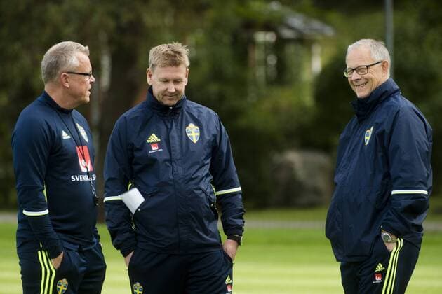 Fußball, Training Nationalteam Schweden 160830 Förbundskapten Janne Andersson, assisterande förbundskapten Peter Wettergren och radgivare Lars Lagerbäck uder en träning med Sveriges fotbollslandslag den 30 augusti 2016 i Stockholm  Copyright: SIMONxHASTEGRD BB160830BB002