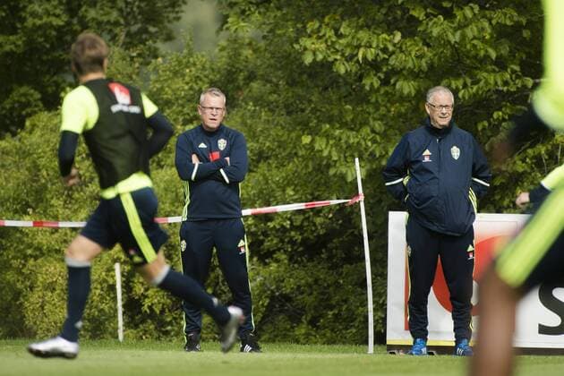 Fußball, Training Nationalteam Schweden 160830 Förbundskapten Janne Andersson och radgivare Lars Lagerbäck uder en träning med Sveriges fotbollslandslag den 30 augusti 2016 i Stockholm  Copyright: SIMONxHASTEGRD BB160830BB010