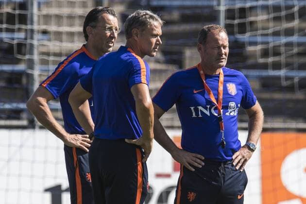 (L-R) inspanningsfysioloog Luuk van Agt of The Netherlands, assistent trainer Marco van Basten of The Netherlands, coach Danny Blind of The Netherlandsduring the training session of The Netherlands on August 30, 2016 in Katwijk, The Netherlands. Netherlands Training session 2016 2017 xVIxGerritxvanxKeulenxIVx 6127960
