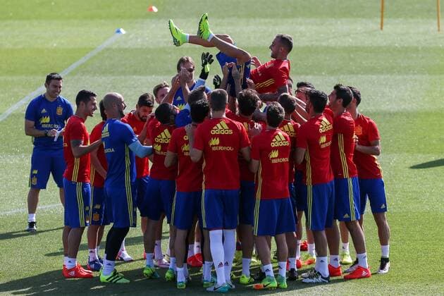 Bilder des Tages - SPORT Spanish players rise to Paco Alcacer during the second training of the concentration of Spanish football team at Ciudad del Futbol de Las Rozas before the qualifying for the Russia world cup in 2017 August 30, 2016.  (20160830010)