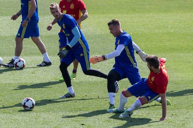 Spanish Gerard Pique, Adrian San Mateo and David de Gea during the second training of the concentration of Spanish football team at Ciudad del Futbol de Las Rozas before the qualifying for the Russia world cup in 2017 August 30, 2016.  (20160830047)