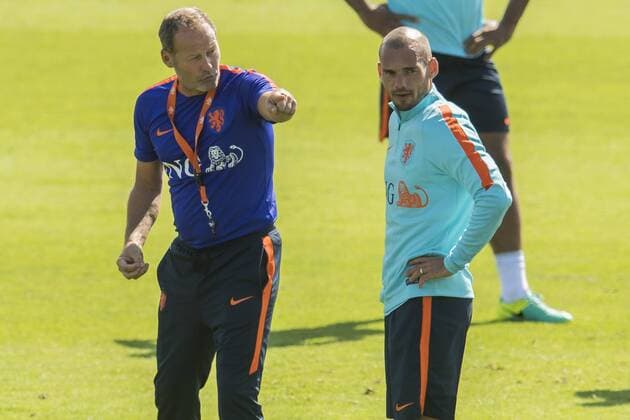 coach Danny Blind of The Netherlands give instructions to Wesley Sneijder of The Netherlandsduring the training session of The Netherlands on August 30, 2016 in Katwijk, The Netherlands. Netherlands Training session 2016 2017 xVIxGerritxvanxKeulenxIVx 6128035