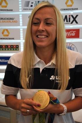 30.08.2016 Frankfurt am Main, Allianz Frauen-Bundesliga Saison 2016 2017 FFC Frankfurt Saisoneröffnungspressekonferenz Olympiasiegerin mit den Goldmedaille Mandy Islacker (FFC Frankfurt)