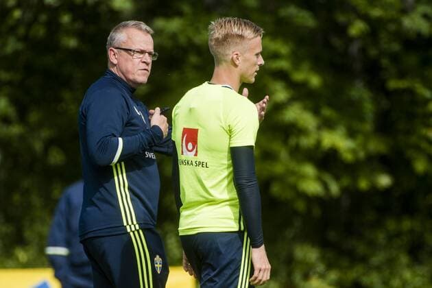 Fußball, Training Nationalteam Schweden 160830 Förbundskapten Janne Andersson och Oscar Wendt under en träning med Sveriges fotbollslandslag den 30 augusti 2016 i Stockholm  Copyright: SIMONxHASTEGRD BB160830BB202
