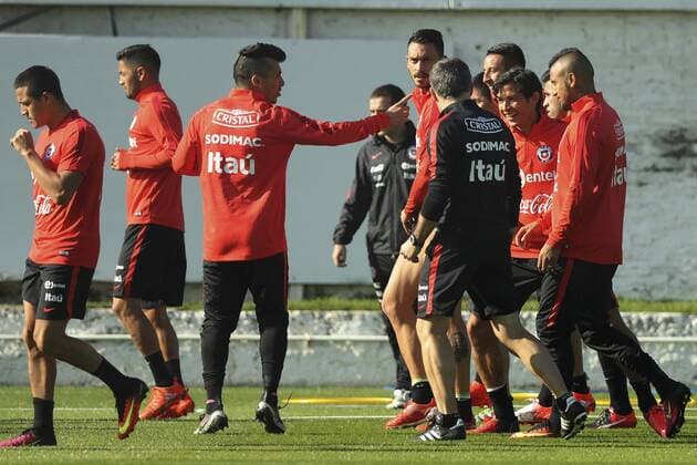 Chilean national team Nationalteam midfielder Arturo Vidal (R) during the training session at the Complex Juan Pinto Duran in Santiago, Chile, 30 August 2016. Chile will face Paraguay on 01 September and Bolivia on 06 September in Round 1 of the South America Qualification competition for the 2018 FIFA World Cup WM Weltmeisterschaft Fussball in Russia. Chile national soccer team training !ACHTUNG: NUR REDAKTIONELLE NUTZUNG!  20160830-636081776935262820