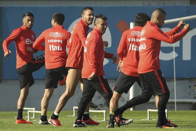 Chilean national team Nationalteam players during the training session at the Complex Juan Pinto Duran in Santiago, Chile, 30 August 2016. Chile will face Paraguay on 01 September and Bolivia on 06 September in Round 1 of the South America Qualification competition for the 2018 FIFA World Cup WM Weltmeisterschaft Fussball in Russia. Chile national soccer team training !ACHTUNG: NUR REDAKTIONELLE NUTZUNG!  20160830-636081777581446690