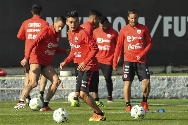 Chilean national team Nationalteam players during the training session at the Complex Juan Pinto Duran in Santiago, Chile, 30 August 2016. Chile will face Paraguay on 01 September and Bolivia on 06 September in Round 1 of the South America Qualification competition for the 2018 FIFA World Cup WM Weltmeisterschaft Fussball in Russia. Chile national soccer team training !ACHTUNG: NUR REDAKTIONELLE NUTZUNG!  20160830-636081777593147065