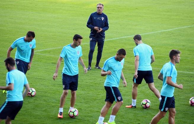 Fußball, Training Nationalteam Kroatien FIFA World Cup WM Weltmeisterschaft Fussball Qualifiers - group I - Croatia training - Day 2 30.08.2016., Zagreb, Croatia - Croatian national football team did a second training before the match with Turkey. Ante Cacic.  JuricaxGaloic PIXSELL