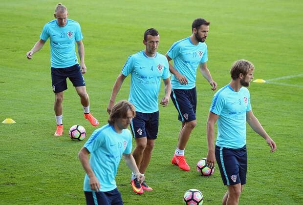 Fußball, Training Nationalteam Kroatien FIFA World Cup WM Weltmeisterschaft Fussball Qualifiers - group I - Croatia training - Day 2 30.08.2016., Zagreb, Croatia - Croatian national football team did a second training before the match with Turkey. Domagoj Vida, Ivan Perisic, Milan badelj, Ivan Strinic.  JuricaxGaloic PIXSELL