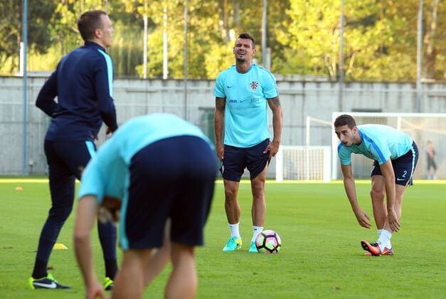 Fußball, Training Nationalteam Kroatien FIFA World Cup WM Weltmeisterschaft Fussball Qualifiers - group I - Croatia training - Day 2 30.08.2016., Zagreb, Croatia - Croatian national football team did a second training before the match with Turkey. Dejan Lovren, Sime Vrsaljko.  JuricaxGaloic PIXSELL