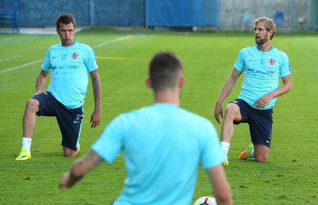 Fußball, Training Nationalteam Kroatien FIFA World Cup WM Weltmeisterschaft Fussball Qualifiers - group I - Croatia training - Day 2 30.08.2016., Zagreb, Croatia - Croatian national football team did a second training before the match with Turkey. Mario Mandzukic, Ivan Strinic.  JuricaxGaloic PIXSELL