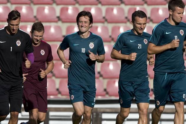 Fußball, Nationalteam Tschechien Training Tomas Rosicky, centre, and David Lafata, second from right, attend a training session in Prague, Czech Republic, August 30, 2016. The captain of the Czech national football team, Tomas Rosicky, 35, who ended with Arsenal after ten years after last season, is returning to Sparta Praha, which will present him as its new reinforcement. (CTKxPhoto MichalxKamaryt) CTKPhotoP201608300791401 kmt 5