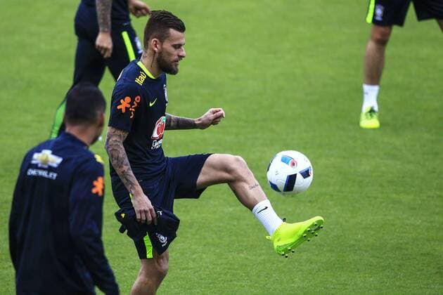 Brazilian national team Nationalteam player Lucas Lima participates in a training session at Liga stadium in Quito, Ecuador, 30 August 2016. Brazil will face Ecuador in a World Soccer Cup Russia 2018 qualifying match on 01 September 2016. EFE Jose Jacome Brazilian national soccer team training session !ACHTUNG: NUR REDAKTIONELLE NUTZUNG!  QUI04 20160831-636082090610833638