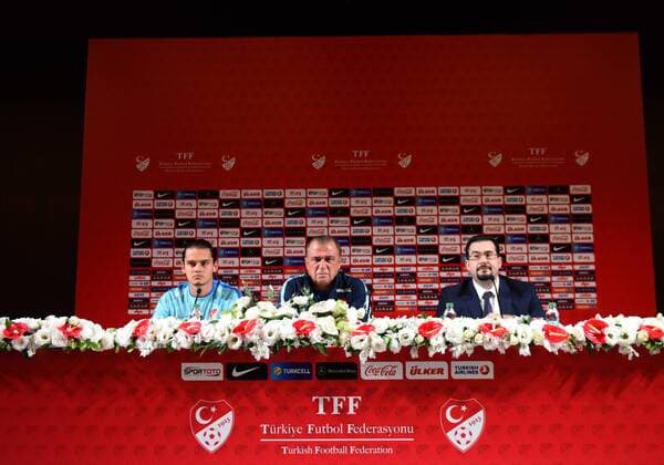 ANTALYA, Aug. 30, 2016 -- Turkish national football team head coach Fatih Terim (C) and player Enes Unal (L) attend a pre-match press conference PK Pressekonferenz in Antalya, Turkey, on Aug. 30, 2016. Turkey will play with Russia in a friendly match here on Wednesday. ) (SP)TURKEY-ANTALYA-FRIENDLY MATCH-PRESS CONFERENCE HexCanling 