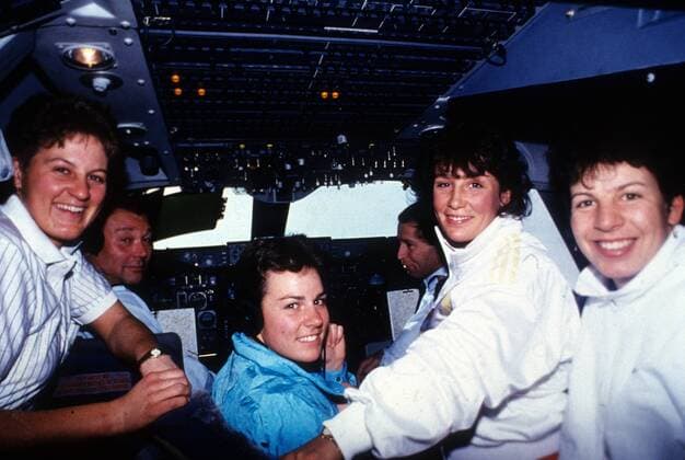v.li.: Brigitte Oertli, Michela Figini, Maria Walliser und Vreni Schneider (alle Schweiz) im Flugzeug auf dem Weg zu den Olympischen Winterspielen in Calgary
