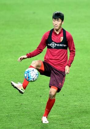 Zhang Xiaobin of Chinese national football team takes part in a training session for the first leg match against South Korea during the 2018 FIFA World Cup WM Weltmeisterschaft Fussball Russia qualifier in Seoul, South Korea, 31 August 2016. Chinese national football team gears up for Russia World Cup qualifier first leg match in Seoul  20160831_10667