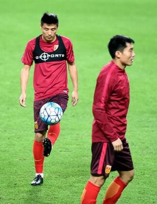 Wu Lei, left, and Zheng Zhi of Chinese national football team take part in a training session for the first leg match against South Korea during the 2018 FIFA World Cup WM Weltmeisterschaft Fussball Russia qualifier in Seoul, South Korea, 31 August 2016. Chinese national football team gears up for Russia World Cup qualifier first leg match in Seoul  20160831_62660