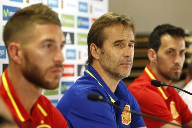 Spanish soccer player Sergio Ramos (L), national team Nationalteam coach Julen Lopetegui (C) and Spanish soccer player Sergio Busquets during a press conference PK Pressekonferenz ahead of a training session, in Stade Roi Baudouin, in Brussels, Belgium, 31 August 2016. Spain will play a friendly match against Belgium on 01 September. Spain press conference !ACHTUNG: NUR REDAKTIONELLE NUTZUNG!  20160831-636082679937212830