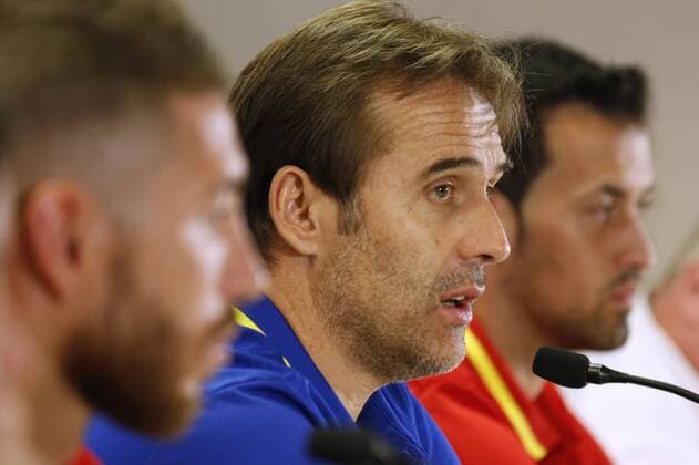 Spanish soccer player Sergio Ramos (L), national team Nationalteam coach Julen Lopetegui (C) and Spanish soccer player Sergio Busquets during a press conference PK Pressekonferenz ahead of a training session, in Stade Roi Baudouin, in Brussels, Belgium, 31 August 2016. Spain will play a friendly match against Belgium on 01 September. Spain press conference !ACHTUNG: NUR REDAKTIONELLE NUTZUNG!  20160831-636082679956869208