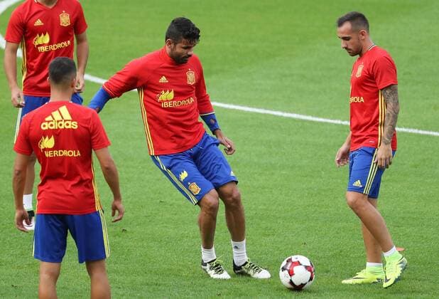 Spain s Diego Costa and Spain s Paco Alcacer fight for the ball during a training session of the Spanish national soccer team, on Wednesday 31 August 2016, in Brussels. Tomorrow Spain is playing a friendly game against Belgian national soccer team Red Devils. VIRGINIExLEFOUR  x04922723x