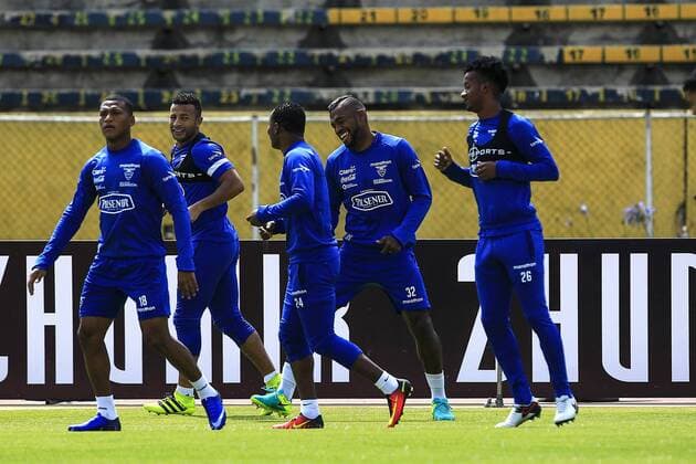 Fußball, Nationalteam Ecuador Training Ecuador s players (L-R) Carlos Gruezo, Pedro Quinonez, Pedro Velasco, Gabriel Achiller and Jefferson Orejuela take part in a training session of the team to prepare the qualifiers against Brazil and Peru for the World Cup Russia 2018, at Atahualpa stadium in Quito, Ecuador, 31 August 2016. EFE Jose Jacome ECUADOR S TRAINING SESSION !ACHTUNG: NUR REDAKTIONELLE NUTZUNG!  QUI001 20160831-636082697262632306