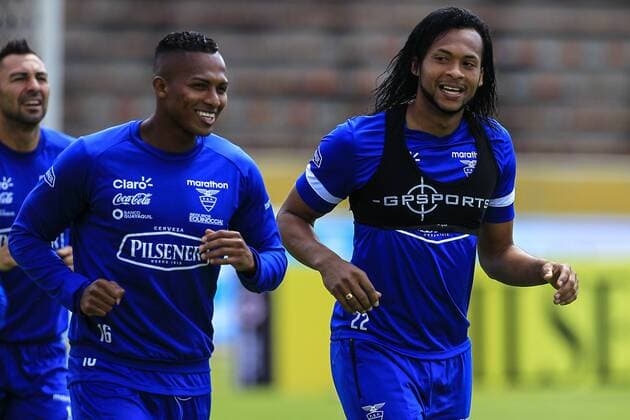 Fußball, Nationalteam Ecuador Training Ecuador s players Antonio Valencia (L) and Arturo Mina take part in a training session of the team to prepare the qualifiers against Brazil and Peru for the World Cup Russia 2018, at Atahualpa stadium in Quito, Ecuador, 31 August 2016. EFE Jose Jacome ECUADOR S TRAINING SESSION !ACHTUNG: NUR REDAKTIONELLE NUTZUNG!  QUI001 20160831-636082697947303139