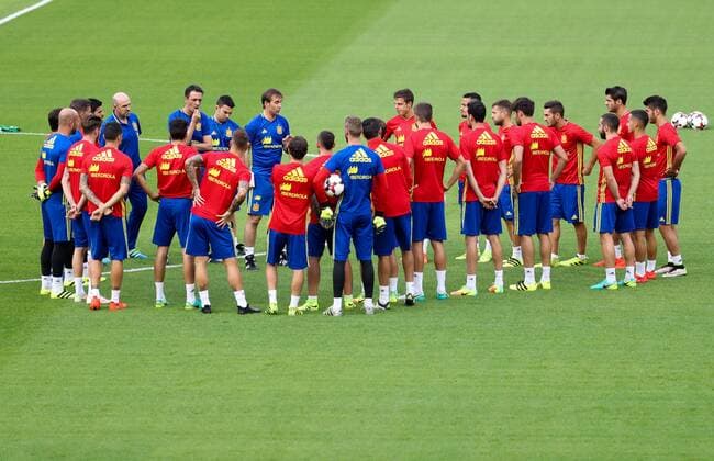 Spain s head coach Julen Lopetegui gestures during a training session of the Spanish national soccer team, on Wednesday 31 August 2016, in Brussels. Tomorrow Spain is playing a friendly game against Belgian national soccer team Red Devils. VIRGINIExLEFOUR  x04922735x
