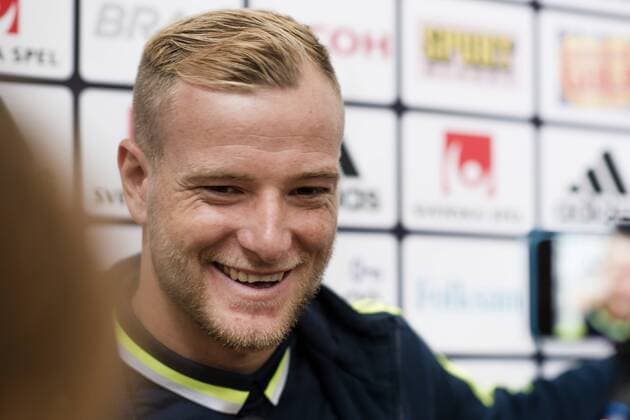 Fußball, Pressekonferenz Nationalteam Schweden 160901 John Guidetti mixed zone Training Nationalmannschaft SWE den 9 september 2016 i Stockholm  Copyright: SIMONxHASTEGARD BB160901BB112