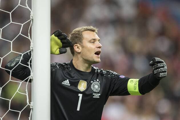 Manuel NEUER (Torwart GER) ist neuer DFB Kapitaen und damit Nachfolger von Bastian SCHWEINSTEIGER . Archivfoto: Torwart Manuel NEUER (GER) Gestik, Geste, Vorrunde Gruppe C, Spiel M18, Deutschland (GER) - Polen (POL) 0:0, am 16.06.2016 in Saint Denis. Fussball EM 2016 in Frankreich vom 10.06. - 10.07.2016. Â