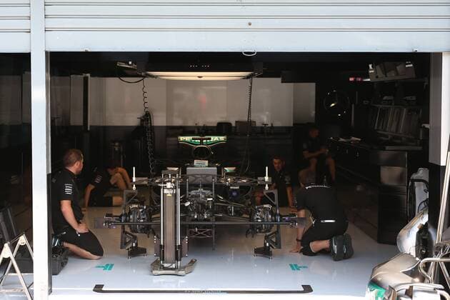 Motorsports: FIA Formula One World Championship WM Weltmeisterschaft 2016, Grand Prix of Italy, mechanic of Mercedes AMG Petronas Formula One Team during work xHOCHxZWEIx