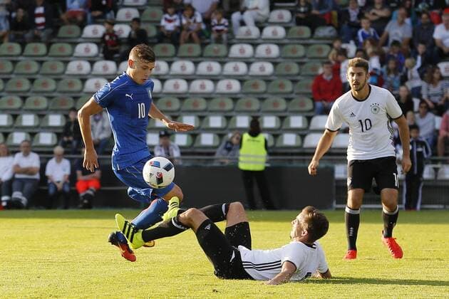 Lübeck, 01. September 2016 Fussball, Saison 2016 2017, U20-Länderspiel, Deutschland - Italien: Zweikampf zwischen Nicolo Barella (U20 Italien, 10) und David Sauerland (U20 Deutschland, 8)