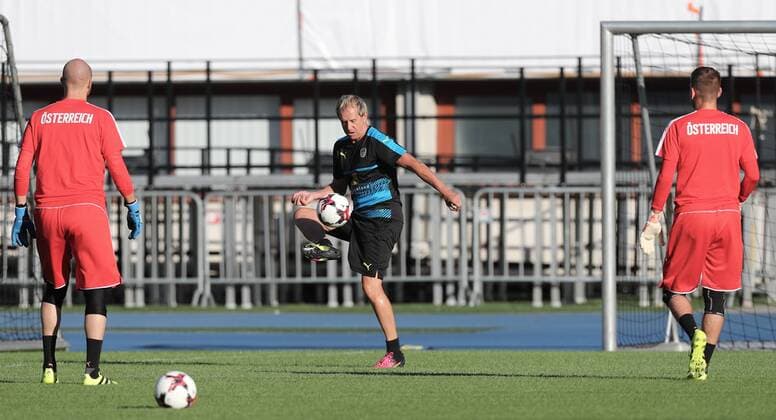 SOCCER - FIFA World Cup WM Weltmeisterschaft Fussball 2018 quali, GEO vs AUT VIENNA,AUSTRIA,01.SEP.16 - SOCCER - FIFA World Cup 2018, european qualifiers, OEFB international match Länderspiel Georgia vs Austria, preview, training. Image shows Robert Almer, goalkeeper coach Klaus Lindenberger and Andreas Lukse (AUT). GEPAxpictures xChristianxOrt
