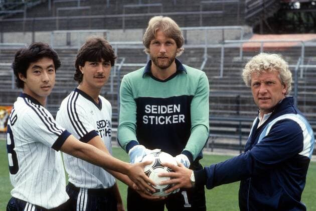 Trainer Karl-Heinz Feldkamp (re.) mit den Neuzugängen (v.li.) Kazuo Ozaki, Matthias Westerwinter und Torwart Wolfgang Kneib (alle Arminia Bielefeld)