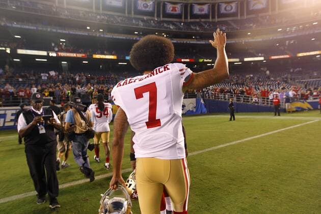 Bilder des Tages - SPORT September 1, 2016 - San Diego, CA, USA - SAN DIEGO, CA - SEPTEMBER 1, 2016 - San Francisco 49ers quarterback Colin Kaepernick waves to fans after a preseason game against the San Diego Chargers. San Francisco 49ers quarterback Colin Kaepernick waves to fans after a preseason game against the San Diego Chargers. - ZUMAs44_