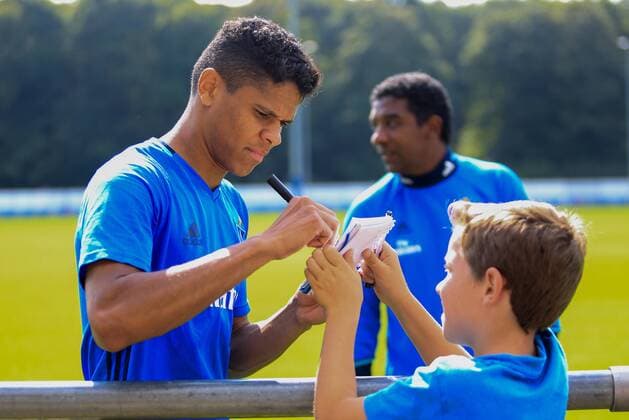Deutschland, Hamburg , Trainingsgelände am Volkspark Stadion, Fussball, 1. Bundesliga, Saison 2016 2017 , Training des Hamburger SV , Douglas Santos(HSV) schreibt einem Jungen Fan Autogramme