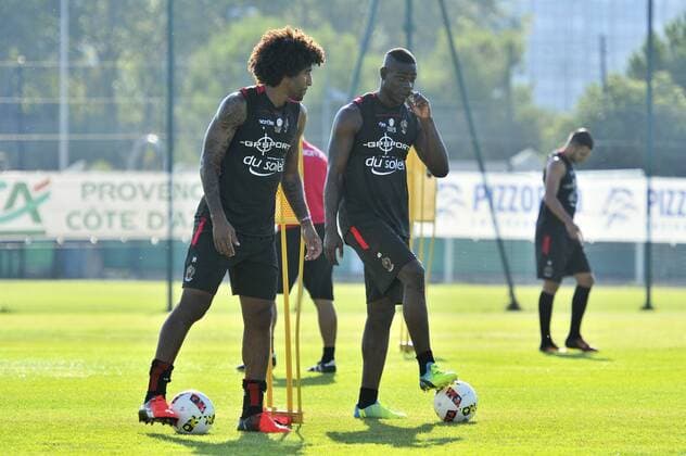 Fußball, Mario Balotelli - OGC Nizza Training Mario Balotelli (ogcnice) - Dante (ogcnice) - Fussball Frankreich, Ligue 1, Training OGC Nice - 02 09 2016 NorbertScanella Panoramic 