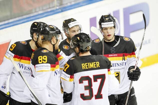 NHL Eishockey Herren USA Leon DRAISAITL, DEB 29 Torjubel, Jubel nach dem Tor zum 6-0 mit Patrick REIMER, DEB 37 NHL Christian EHRHOFF, DEB 10 David WOLF, DEB 89 DEUTSCHLAND - OESTERREICH 6-0 Eishockey Olympia Qualifikation 2016 Deutschland, Deutsche Eishockey Nationalmannschaft DEB , Riga, Lettland 02.09.2016