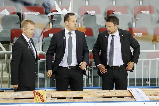 Bundestrainer Marco STURM, DEB Cheftrainer , Trainer, Geoff Ward, DEB-Co Trainer Tobias ABSTREITER, DEB Co-Trainer DEUTSCHLAND - OESTERREICH 6-0 Eishockey Olympia Qualifikation 2016 Deutschland, Deutsche Eishockey Nationalmannschaft DEB , Riga, Lettland 02.09.2016