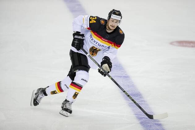 NHL Eishockey Herren USA Tom KUEHNHACKL, DEB 34 Einzelaktion mit Puck, Aktion, Einzelbild, Freisteller, Ganzkoerper mit Scheibe, Scheibenfuehrung, Schuss, Schusstechnik, schiesst Halbfigur, Portrait, Porträt, DEUTSCHLAND - OESTERREICH 6-0 Eishockey Olympia Qualifikation 2016 Deutschland, Deutsche Eishockey Nationalmannschaft DEB , Riga, Lettland 02.09.2016