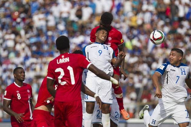 Honduran and Canadian players fight for the ball during their Russia 2016 qualifying match at the Olympic Stadium of San Pedro Sula, Honduras, 02 September. HONDURAS VS. CANADA !ACHTUNG: NUR REDAKTIONELLE NUTZUNG!  TEG001 20160903-636084593658040352