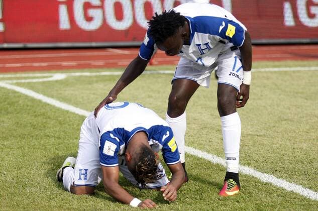 Honduran players Mario Martinez (L) and Albert Elis celebrate a goal against Canada during their Russia 2016 qualifying match at the Olympic Stadium of San Pedro Sula, Honduras, 02 September. HONDURAS VS. CANADA !ACHTUNG: NUR REDAKTIONELLE NUTZUNG!  TEG001 20160903-636084594279224388
