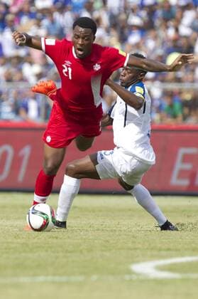 Honduran player Maynor Figueroa (R) fights for the ball with Canadian Cyle Larin during their Russia 2016 qualifying match at the Olympic Stadium of San Pedro Sula, Honduras, 02 September. HONDURAS VS. CANADA !ACHTUNG: NUR REDAKTIONELLE NUTZUNG!  TEG001 20160903-636084608856054879