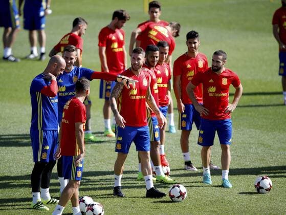 Fußball, Training Nationalteam Spanien Defender of the Spanish national team Nationalteam Sergio Ramos (C) attends the team s training session at Las Rozas, on the outskirts of Madrid, Spain, on 03 September 2016. Spain will face Liechtenstein in a FIFA World Cup WM Weltmeisterschaft Fussball 2018 qualifier match on 05 September 2016. EFE Juanjo Martin Spain training !ACHTUNG: NUR REDAKTIONELLE NUTZUNG!  20160903-636085013951723763
