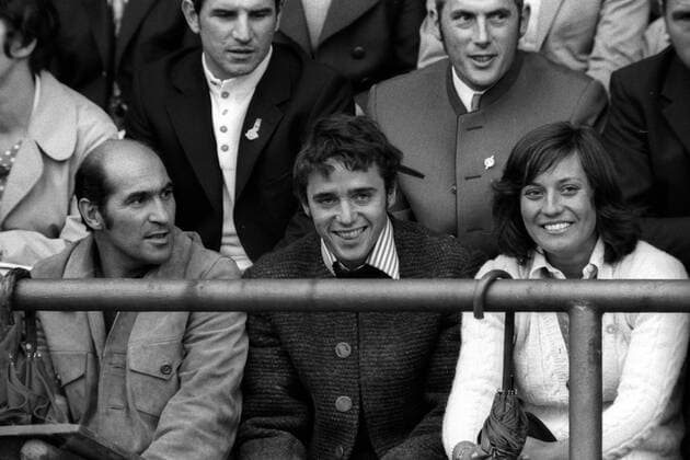 Leichtathletik Länderkampf BR Deutschland gegen UdSSR 1972 in Augsburg, als Zuschauer dabei v.li.: DSV Trainer Heinz Krecek, Christian Neureuther und Rosi Mittermaier