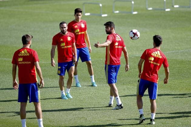Fußball, Training Nationalteam Spanien Players of the Spanish national team Nationalteam (L to R) Pique, Carvajal, Bartra, Diego Costa and Asensio attend the team s training session at Las Rozas, on the outskirts of Madrid, Spain, on 03 September 2016. Spain will face Liechtenstein in a FIFA World Cup WM Weltmeisterschaft Fussball 2018 qualifier match on 05 September 2016. EFE Juanjo Martin Spain training !ACHTUNG: NUR REDAKTIONELLE NUTZUNG!  20160903-636085018521034145